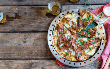 PIZZA MED BACON, KARAMELISEREDE LØG OG BLÅ OST